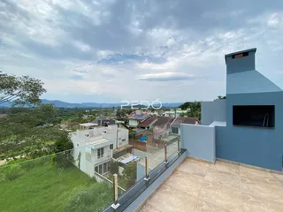 Vista externa de uma propriedade com um muro azul e área gramada em Lajeado.