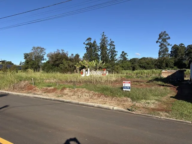 Vista externa de uma propriedade ao lado de uma estrada.