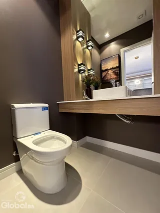 Foto de um banheiro interno com vaso sanitário branco e bancada.