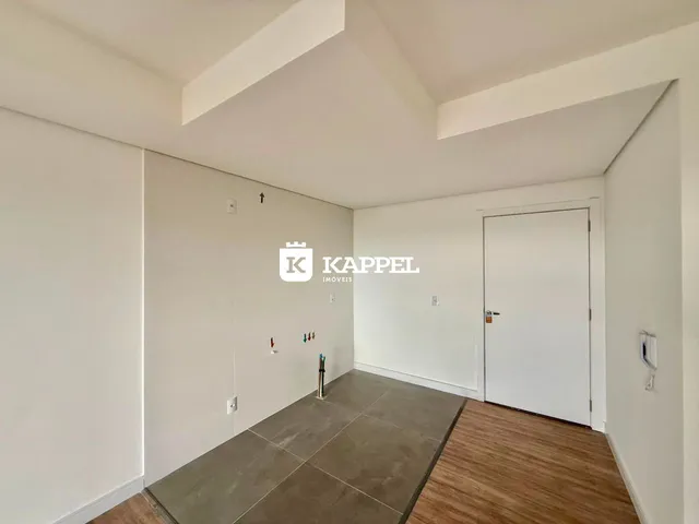 Um corredor interno com paredes brancas e piso de cerâmica.