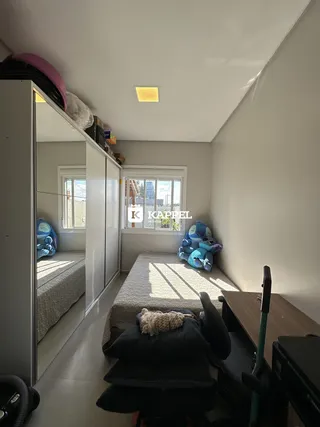 Este é um quarto com cama e um armário grande.