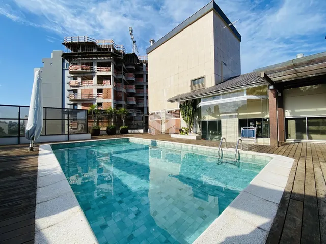 Vista de uma piscina e deck ao ar livre em uma propriedade em Lajeado.