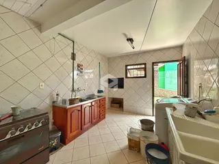 Foto de uma cozinha com armários de madeira e piso cerâmico em Lajeado.