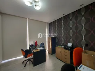 Ambiente interno de um escritório com parede decorativa em Lajeado.