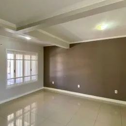 Ambiente interno com piso claro e janela.