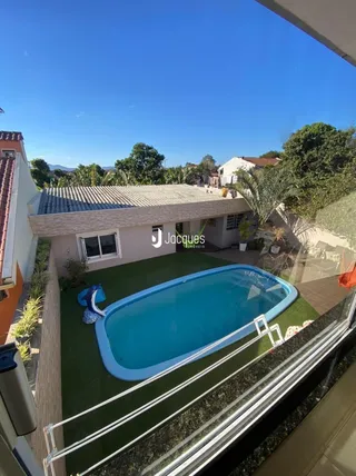 Foto de uma piscina externa em um imóvel no Brasil.