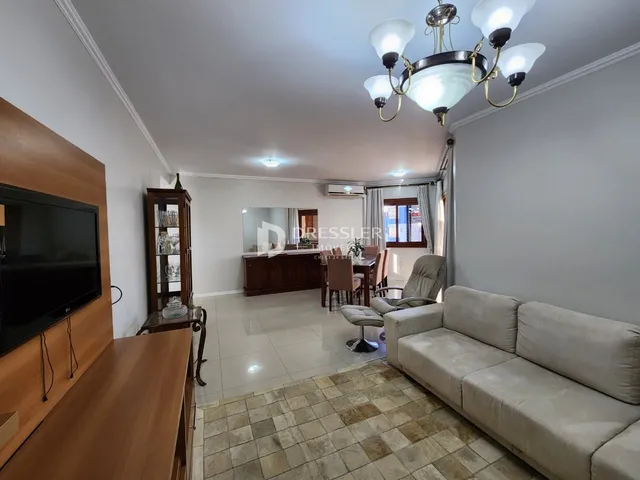 Sala de estar com sofá e decoração moderna em um imóvel no Brasil.