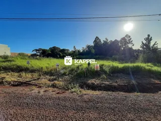 Vista externa da propriedade mostrando campo aberto e vegetação sob luz solar intensa.