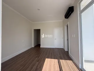 Ambiente interno com piso de madeira e paredes claras.