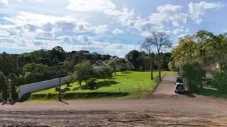 Vista externa do terreno com gramado e árvores em Lajeado.