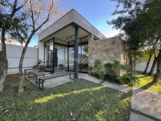 Fachada de residência moderna com revestimento de pedra e jardim em Lajeado, Brasil.