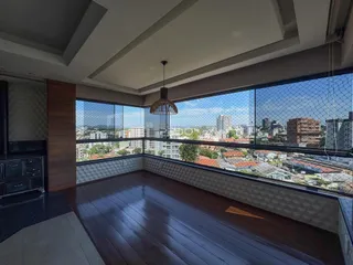Sala de estar com vista panorâmica da cidade.
