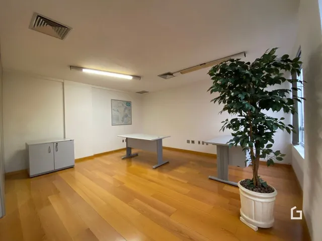 Sala de estar com piso de madeira clara e paredes brancas.
