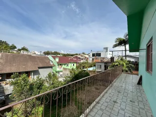 Vista de uma varanda com grade de ferro em uma residência em Lajeado.