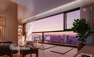 Sala de estar com vista panorâmica para a cidade através de grandes janelas.