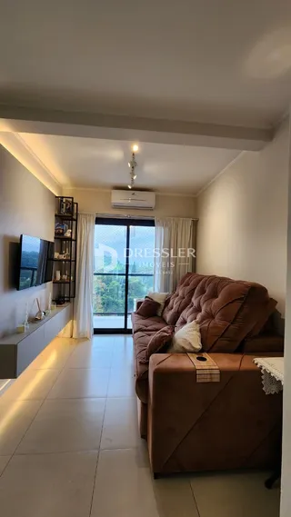 Sala de estar com sofá e porta de vidro.