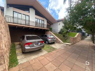 Fachada de casa com garagem e jardim em Lajeado, Brasil.