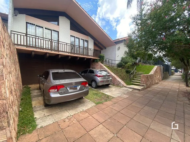 Fachada de casa com garagem e jardim em Lajeado, Brasil.