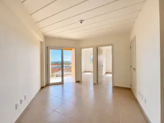 Corredor interno com piso de cerâmica e portas de vidro que dão acesso à área externa.