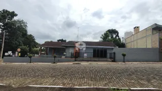 Fachada de uma residência em Lajeado, Brasil, com cerca e portão.