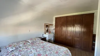 Quarto com cama e armários de madeira.