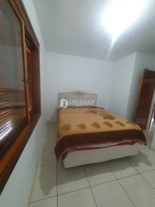 Quarto com cama e molduras de madeira na sala.