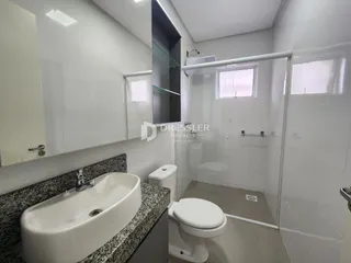 Foto de um banheiro moderno com box de vidro e revestimento branco.