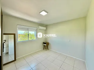 Uma sala clara com piso de cerâmica e janela.