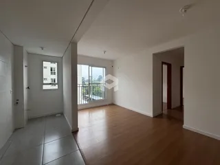 Hall de entrada com piso de madeira e parede branca em um imóvel no Brasil.