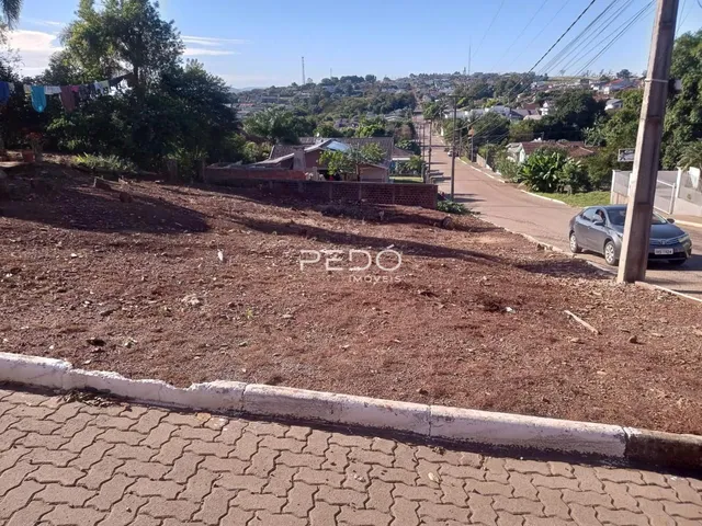 Vista da propriedade em Lajeado, Brasil, mostrando uma área de terra e uma estrada.