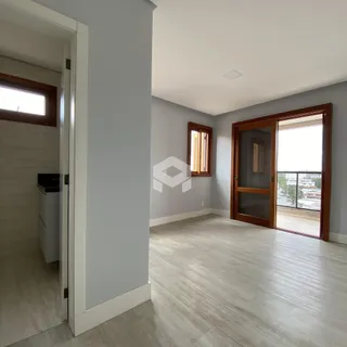 Ambiente interno com piso de madeira clara e portas de madeira.