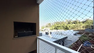 Vista externa da propriedade com cerca de arame e paisagem ao fundo.