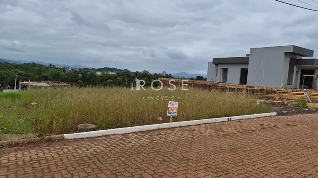 Vista externa de um terreno em Lajeado, Brasil, com uma construção em fase de obra ao fundo.