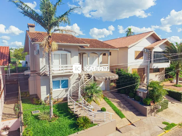 Fachada de uma casa residencial em Lajeado, Brasil, com jardim e acesso por escadaria.