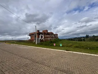 Fachada de casa de tijolos em Lajeado, Brasil, com terreno ao redor.