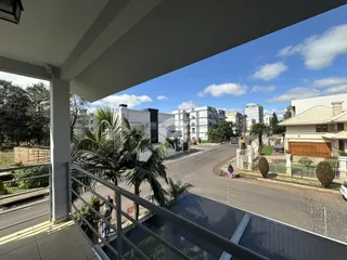 Vista da rua e paisagem de uma residência em Lajeado, Brasil.