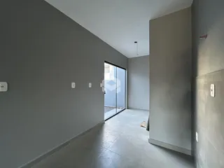 Hallway interno de uma residência com paredes cinzas e piso claro.