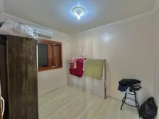 Quarto interno com armário e cama em um imóvel no Brasil.
