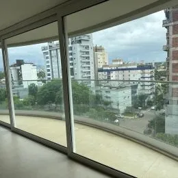 Vista externa de um apartamento mostrando edifícios e vegetação na paisagem de Lajeado.