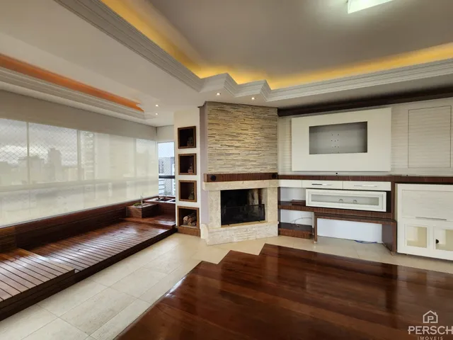 Sala de estar ampla com lareira e vista urbana.