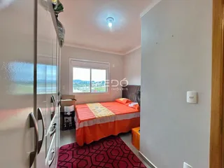 Quarto com cama e janela em um apartamento.