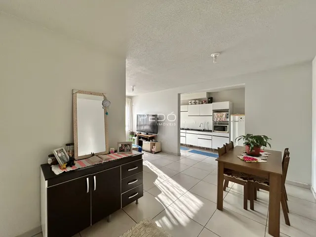Ambiente interno de uma sala com espelho e móveis de madeira.