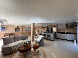 Sala de estar com sofá e decoração em ambiente moderno.