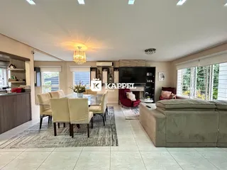 Sala de estar com mesa de jantar e área de cozinha em um apartamento.