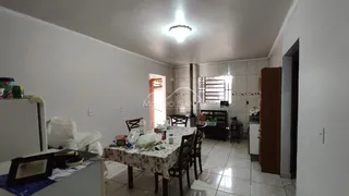 Foto de uma sala de jantar com mesa coberta em um imóvel.