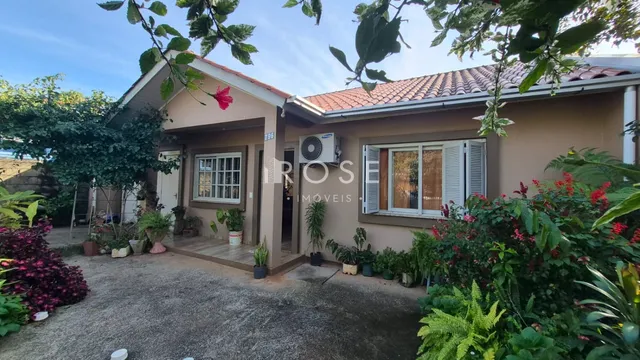 Fachada de uma residência em Lajeado, Brasil, com jardim frontal.