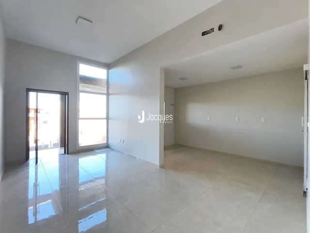 Sala de estar com piso de cerâmica e grande janela.