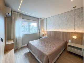 Quarto com cama e janela em um apartamento.