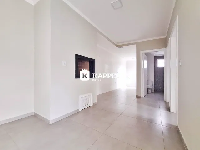 Hall de entrada com paredes brancas e piso de porcelanato.