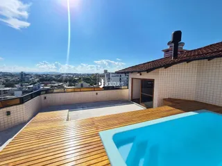 Vista da piscina e deck de uma propriedade em Lajeado.